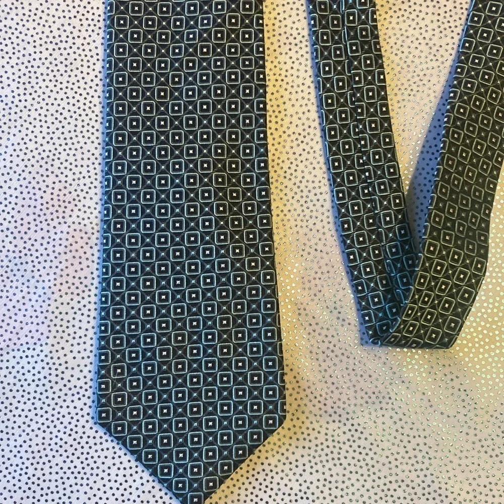 Hathaway Men’s tie green blue navy in excellent condition